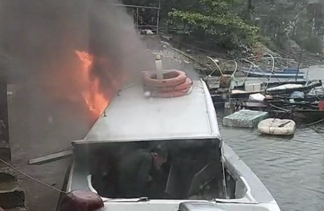  Sét đánh làm một người chết, một cano bốc cháy: Sáng 6/5, trong lúc đi đánh bắt cá ở Mom Đồ Thờ, thuộc phường Hà An, thị xã Quảng Yên, tỉnh Quảng Ninh ông N.V.N, sinh năm 1979, xã Liên Vị, thị xã Quảng Yên, tỉnh Quảng Ninh nghi bị sét đánh chết. Người dân phát hiện và đã cùng thân nhân đưa ông N.V.N về nhà để lo hậu sự. Trong khi đó, vào khoảng 13h, ngày 6/5, tại cảng tàu xã Ngọc Vừng (huyện Vân Đồn), một cano bị sét đánh trúng và bốc cháy.