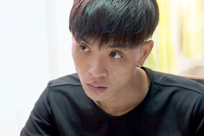 Thấy cô gái mang theo nhiều tài sản, đeo trang sức, Long nảy lòng tham. Hắn đã bóp cổ nạn nhân đến tử vong, rồi nhắn tin báo cho Huy. Cả hai bàn cách phi tang xác nạn nhân, lấy tài sản. Đến 10h30 ngày 19/5, Long đi mua valy và cùng Huy đặt thi thể cô gái vào, chở đến khu đất trống ở núi Nhỏ, TP Vũng Tàu, phi tang. Sau đó, Long và Huy mang tài sản chiếm đoạt của nạn nhân đi bán, tiêu xài. Riêng Huy giữ chiếc iPhone 12 Promax của nạn nhân. 