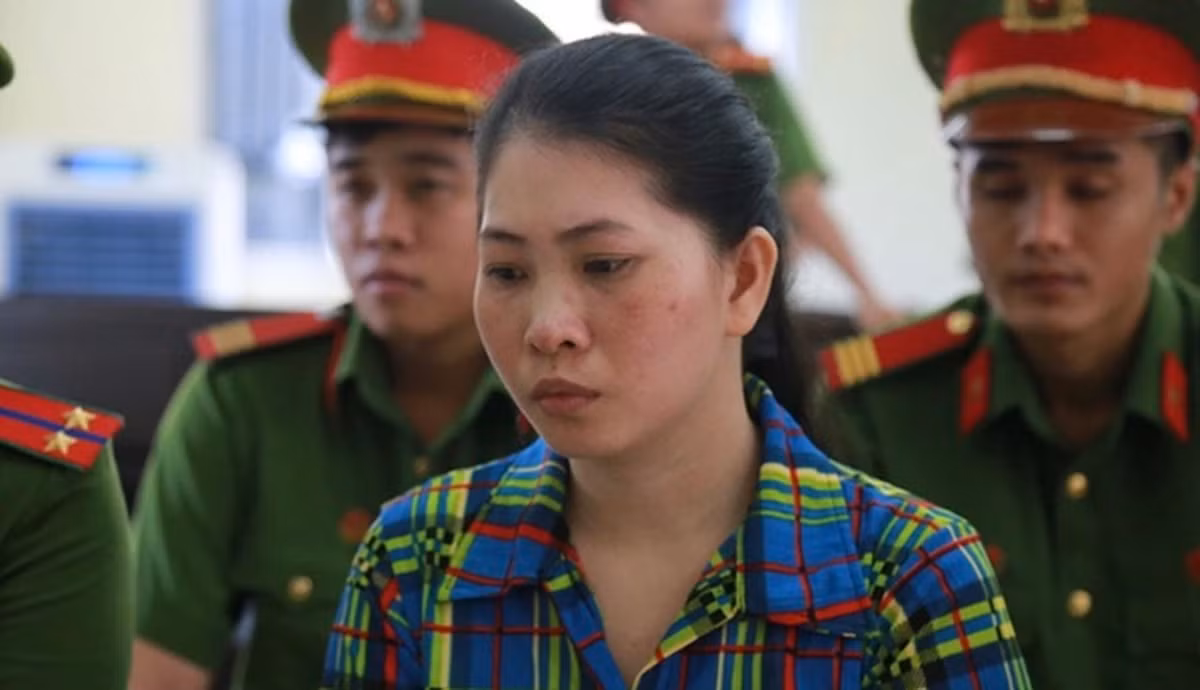  Vợ giết chồng, phân xác phi tang tại Bình Dương: Ngày 16/12/2017, nhân viên đi thu gom rác thải sinh hoạt trên đường Thuận Giao 09, khu phố Bình Thuận 2 (phường Thuận Giao, thị xã Thuận An nay là TP Thuận An, Bình Dương) thấy chiếc túi du lịch còn mới nên mở kiểm tra thì phát hiện phần đầu người. Công an Bình Dương đã vào cuộc điều tra, xác định danh tính của nạn nhân là anh Trần Thanh Tú (37 tuổi, quê Sóc Trăng) chồng của Hàng Thị Hồng Diễm (33 tuổi, quê Hậu Giang). Cả 2 ở trọ tại khu phố Bình Thuận 1, phường Thuận Giao. 