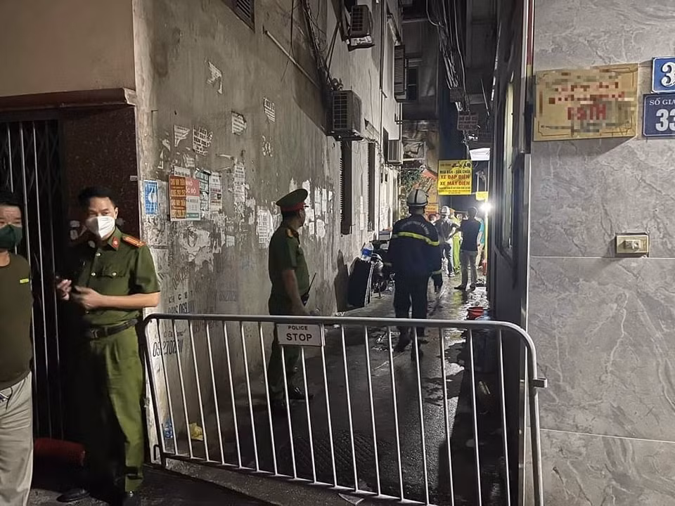 Hiện tại, lực lượng chức năng đã phong toả tuyến phố điều tra ban đầu vụ việc và phối hợp khắc phục hậu quả.