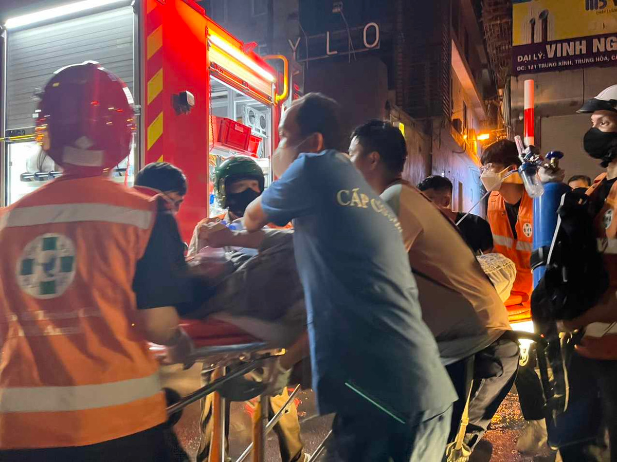 Theo quan sát, đám cháy xảy ra tại khu nhà cho thuê trọ gồm 5 tầng, mỗi tầng hai phòng, tầng một kinh doanh xe đạp điện và sửa chữa xe điện. Ngôi nhà nằm trong ngõ nhỏ rộng khoảng 2 m, cách mặt đường Trung Kính chừng 200 m, xe cứu hỏa không thể tiếp cận