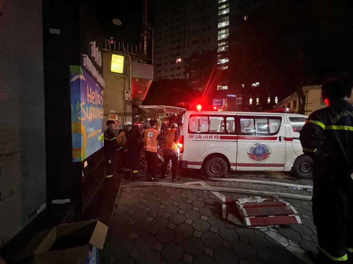 Xuyên đêm và rạng sáng 24/5, các lực lượng chức năng thành phố đã nỗ lực cứu hoả ngôi nhà nằm sâu trong ngõ 119 Trung Kính, phường Trung Hoà, quận Cầu Giấy, TP Hà Nội.