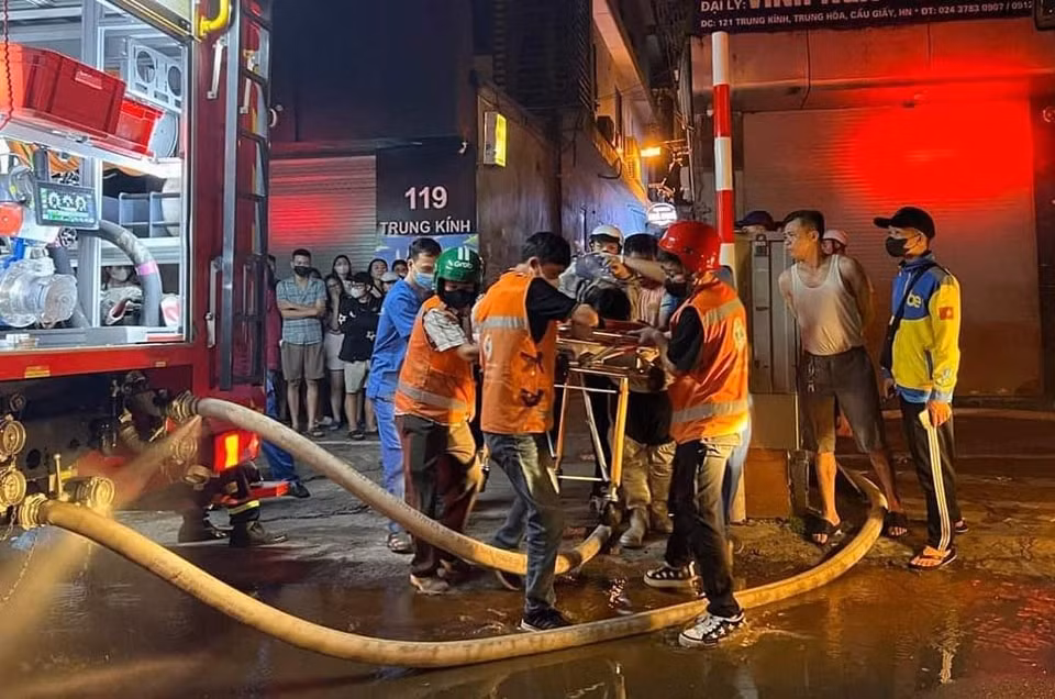 Công an thành phố cũng nhanh chóng chi viện hàng chục phương tiện tới. Xe cứu thương 115 cũng ứng trực trên phố Trung Kính nhanh chóng đưa người bị nạn cấp cứu. 