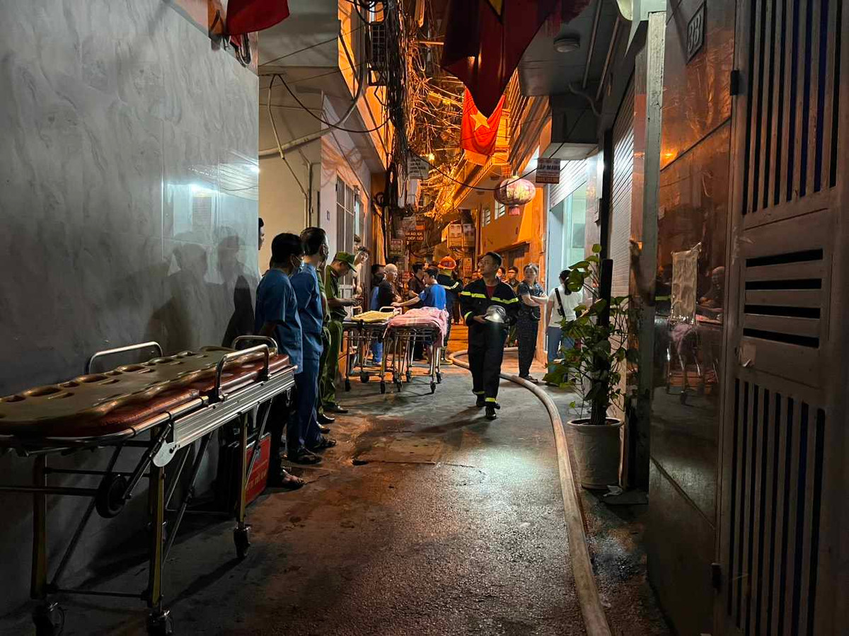 Ngay khi có có mặt, Công an quận Cầu Giấy đã huy động nhiều phương tiện và hàng chục cán bộ, chiến sĩ tìm kiếm cứu nạn. Cảnh sát PCCC&amp;CNCH đã kéo hàng trăm mét đường ống dẫn nước vào để dập lửa. 