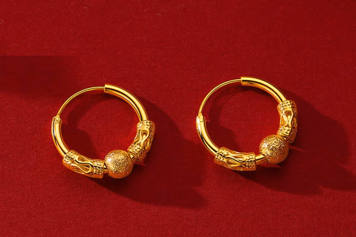 Tại hiện trường, công an tìm thấy một mẩu kim loại màu vàng, một bên tai nạn nhân N. bị thương, có vết máu. Xác minh nhanh, người thân chị N. cho hay, nạn nhân trước đây có mua một dây chuyền, một đôi bông tai bằng vàng. Dây chuyền, chị N. đã gửi ở nhà, còn đôi bông tai thì vẫn thường xuyên đeo. Như vậy, mẩu kim loại màu vàng mà công an thu được chính là một phần của chiếc bông tai nạn nhân hay đeo. Qua kiểm tra, công an xác định đôi bông tai đã biến mất, điện thoại của chị N. cũng không còn. Những dữ kiện ấy có thể cho thấy, đây là vụ án có dấu hiệu giết người nhằm cướp tài sản. (Ảnh minh họa, nguồn internet)