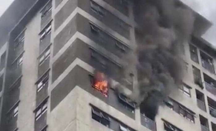 Can ho chung cu o Ha Noi chay ngun ngut luc giua trua