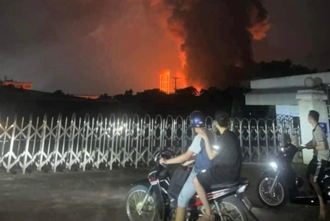 Ninh Binh: Nha xuong rong ca nghin m2 chay ngun ngut luc rang sang