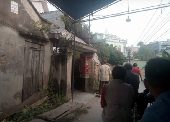 Như thường lệ, khoảng 3h ngày 5/12/2016, ông Vững chở bà Hòa sang chợ Sặt. Đến khoảng 4h30 phút, ông Vững chở bà Hòa về đến nhà. Bà Hòa mở cổng đi vào nhà sắp đồ cho cháu Khang đi học và lấy xe bò chở rau đi bán. Trước khi đi, bà Hòa còn nhìn thấy cháu Khang đang ngủ trên giường, chăn trùm kín đầu nên kéo chăn xuống dưới cằm cháu. Khi kéo chăn thì cháu Khang có đạp chân nhẹ 1 cái rồi ngủ tiếp. Khoảng 5h15, ông Vững về đến nhà, vào giường phía bên trái đắp chăn nằm, nhưng không ngủ. (Căn nhà nơi xảy ra vụ án, ảnh Người đưa tin)