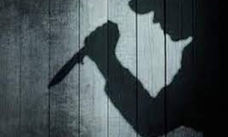 Thấy cháu Khang đang nằm ngủ ở trên giường, Thăng đã vung dao chém mạnh liên tiếp vào vùng mặt, đầu cháu... Khi thấy cháu Khang nằm bất động, đối tượng cầm dao đi ra ngoài sân rồi trèo tường chỗ gần bể nước nhảy xuống. Sau khi tẩu thoát, Thăng mang theo phương tiện gây án đi về phía nhà mình. Khi đến khu vực nhà bà Đặng Thị Ngoạn, ở cùng thôn Hòa Tô, Thăng nghe thấy trong nhà có người đã dậy, sợ bị lộ, nên cầm con dao giấu dưới rãnh thoát nước trước cửa cổng nhà chị Sinh. (Ảnh minh họa, nguồn internet)