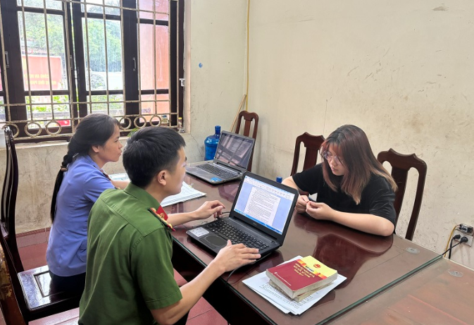 Bat “nu quai” lua dao ban hoa thanh lieu tren facebook o Lang Son