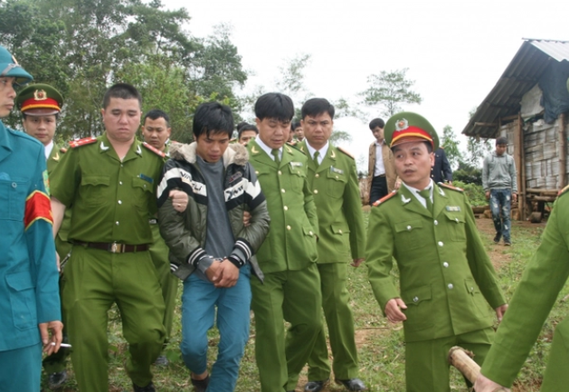 Do đối tượng được xác định đã vượt biên qua Trung Quốc, Công an tỉnh Lạng Sơn lập tức trao đổi thông tin với nước bạn để phối hợp, hỗ trợ quá trình vây bắt. Sau gần 1 tháng xảy ra vụ án, Nguyễn Văn Tin bị Công an Trung Quốc khống chế, bắt giữ khi đang lẩn trốn tại địa phận tỉnh Quảng Tây. Tối ngày 24/3, Công an Trung Quốc đã tiến hành bàn giao đối tượng cho Công an tỉnh Lạng Sơn để tiếp tục đấu tranh, làm rõ. 