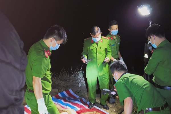 Tiếp nhận tin báo, Công an huyện Bắc Sơn phối hợp cùng nhiều phòng, ban nghiệp vụ thuộc Công an tỉnh Lạng Sơn khẩn trương tiếp cận hiện trường. Kết quả khám nghiệm tử thi cho thấy, nạn nhân có dấu hiệu bị xâm hại tình dục, sau đó bị giết hại. Trên thi thể cháu Ba xuất hiện một số thương tích ở đầu, cổ có vết cứa. Xác định đây là vụ án giết người đặc biệt nghiêm trọng, Công an tỉnh Lạng Sơn đã quyết định thành lập ban chuyên án để nhanh chóng điều tra, truy bắt hung thủ. (Ảnh minh họa, nguồn internet)