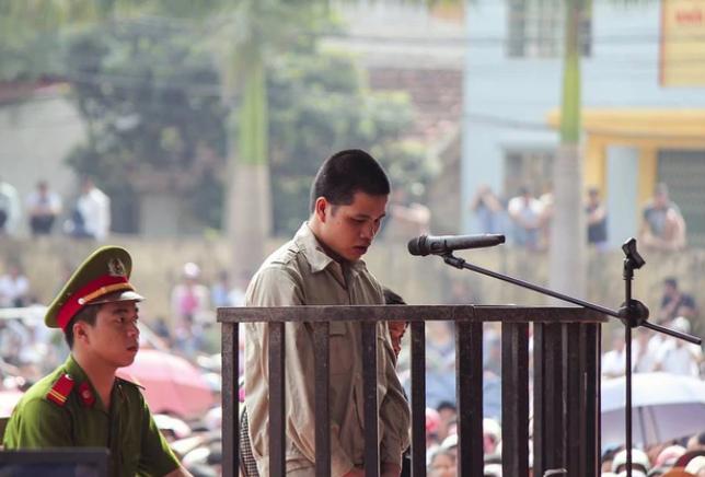 Ngày 11/9/2015, tại Sân vận động thị trấn Bắc Sơn, huyện Bắc Sơn, Tòa án nhân dân tỉnh Lạng Sơn đã xét xử và tuyên phạt Nguyễn Văn Tin 12 năm tù về tội "Hiếp dâm trẻ em", tử hình về tội "Giết người". Tổng hợp hình phạt chung cả hai tội là tử hình. Còn Nguyễn Văn Hải (bố Tin) bị tuyên 18 tháng tù, cho hưởng án treo về tội "Che giấu tội phạm". 