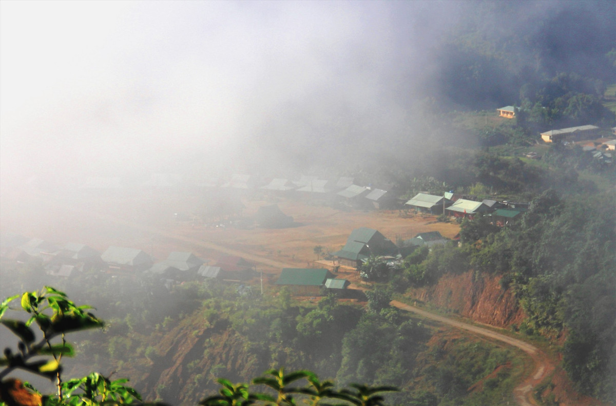 Sáng 28/2/2015, khi màn sương dày đặc của núi rừng vẫn chưa tan hẳn, bà Nguyễn Thị L. (SN 1972, xã Tân Hương, huyện Bắc Sơn, tỉnh Lạng Sơn) men theo con đường đất nhỏ sang thăm người cháu gái Nguyễn Thị Ba (SN 2000), cách nhà vài trăm mét. Tới nơi, bà L. nhiều lần cất tiếng gọi nhưng không thấy cháu gái đáp. Định bước vào bên trong kiểm tra, bà L. nhận thấy cửa bị khóa trái. (Ảnh minh họa, nguồn internet) 