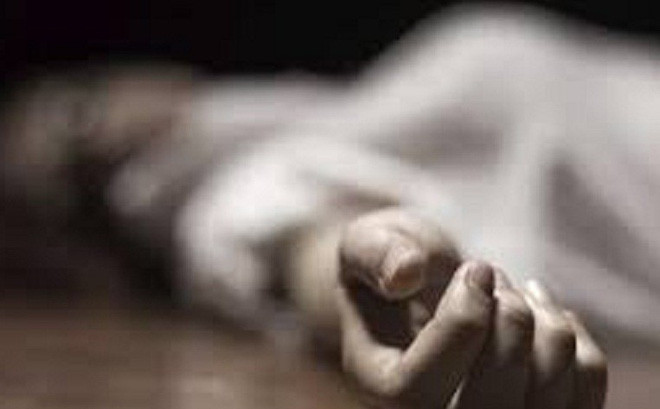 Linh cảm có chuyện chẳng lành, bà L. nhìn qua khe cửa thì bàng hoàng phát hiện cháu Ba nằm bất động dưới nền nhà trong tình trạng không mảnh vải che thân. Sau một phút chết lặng, bà L. hô hoán mọi người xung quanh tới ứng cứu. Khi cửa chính ngôi nhà được phá ra, trước mắt những người chứng kiến là một cảnh tượng kinh hoàng. Cháu Ba tử vong trong tình trạng không mảnh vải che thân, trên thi thể xuất hiện nhiều thương tích. (Ảnh minh họa, nguồn internet) 