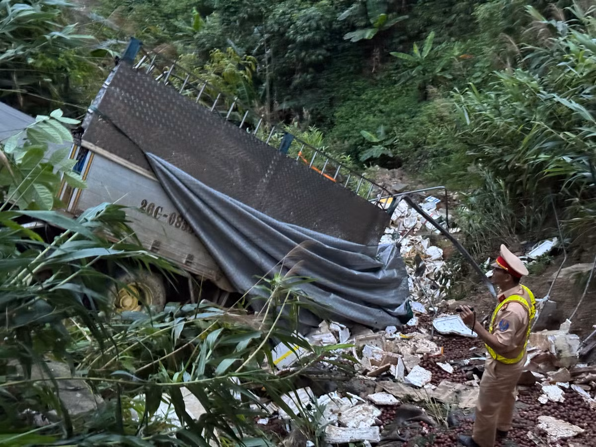 Lao Cai: Xe tai lao xuong vuc lam 3 nguoi tren xe bi thuong
