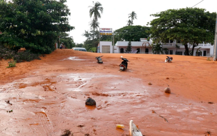 Theo nhiều người dân địa phương trực tiếp chứng kiến, đây không phải là lần đầu tiên lượng cát đỏ khổng lồ ập xuống khu vực này. Trước đó, vào tháng 5/2020 và tháng 4/2021, một lượng lớn bùn cát đỏ cũng bất ngờ đổ ập xuống đường Huỳnh Thúc Kháng, phường Mũi Né, TP Phan Thiết và các cơ quan chức năng xác định lượng cát đỏ trên bắt nguồn từ dự án GoldSand Hill Villa. 