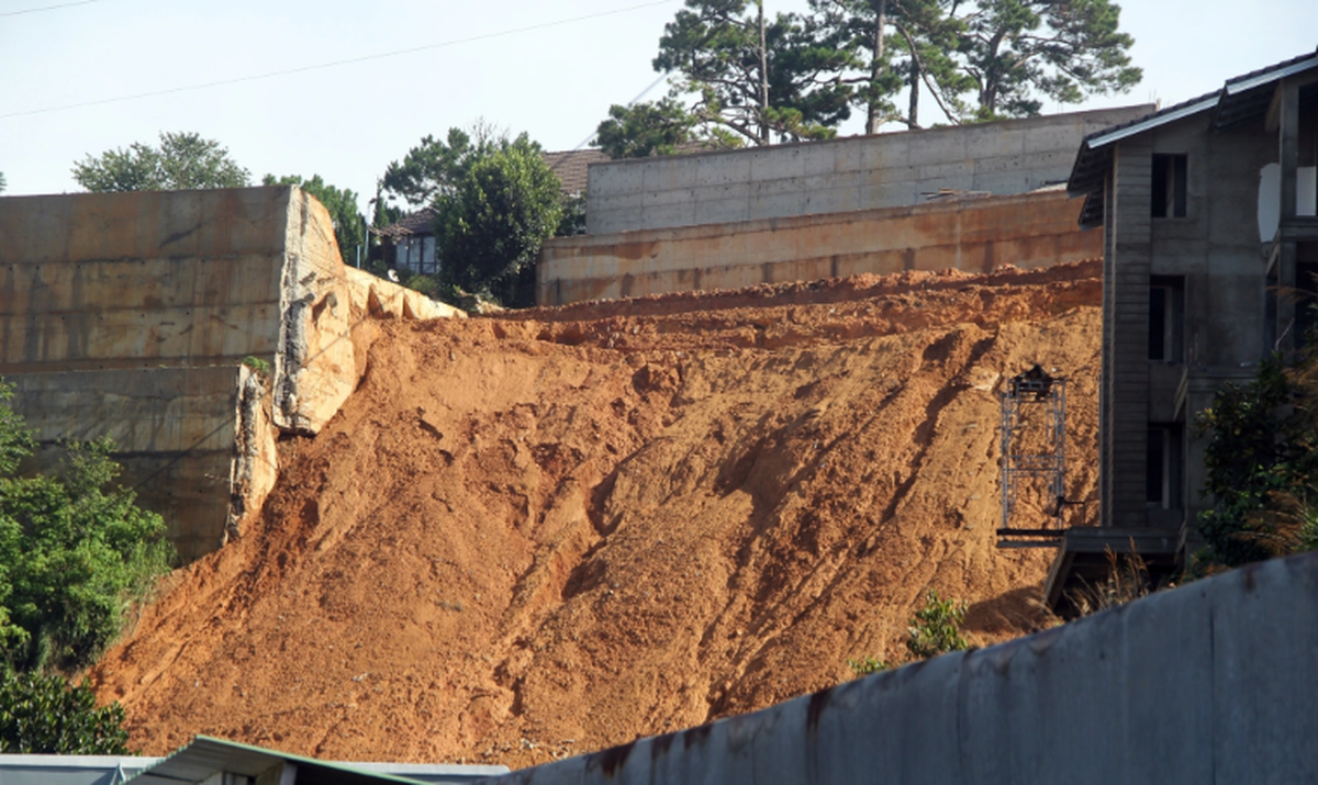  Sạt lở 2 người chết ở Đà Lạt: Rạng sáng 29/6/2023, một taluy cao khoảng 30m, dài 20m bất ngờ đổ sập xuống dưới hẻm 36 đường mới Hoàng Hoa Thám, phường 10, TP Đà Lạt. Hậu quả, làm sập và hư hỏng một số căn nhà trong khu vực. Có 2 công nhân ngủ lại lán trại để trông coi công trình gồm bà N.T.H.V. (SN 1978) và chồng là ông P.K. (SN 1976, cùng ngụ tỉnh Phú Yên) bị đất đá đè tử vong.