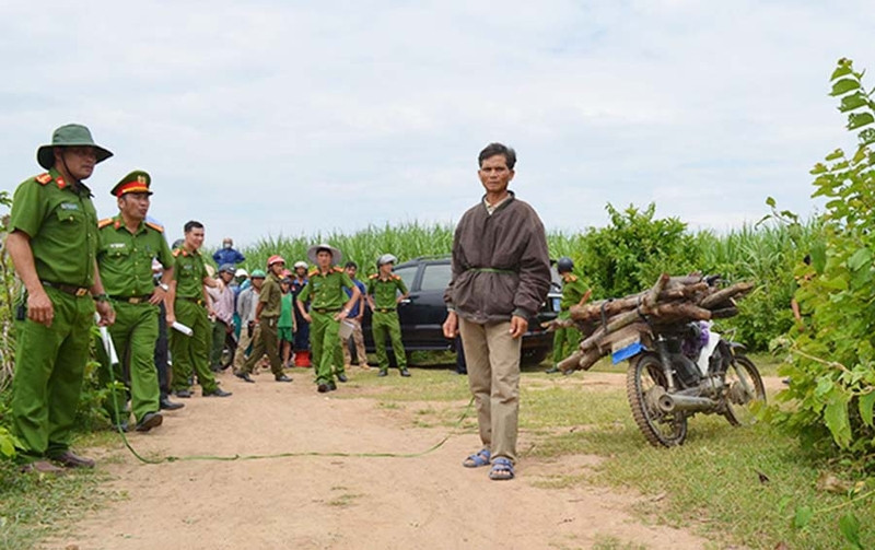 Tuy nhiên, qua xác minh, cơ quan Công an nhận định, vào ngày 15/10, chiếc xe này do vợ ông H. điều khiển đến làm rẫy cho con gái ở buôn Tang, xã Phú Cần, cách hiện trường 7 km. Ngoài ra, tại rẫy nhà ông H. cũng không có dấu vết cắt cỏ. Vì vậy, các điều tra viên đặt câu hỏi: “Tại sao Ksor Lưn lại nói dối về việc này? Phải chăng đối tượng đang che đậy một bí mật nào đó? Xác minh nhân thân, lai lịch Ksor Lưn thì được biết đối tượng này từng có 1 tiền án 18 năm tù về tội “Giết người”. (Ảnh Báo Gia Lai) 