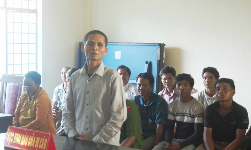 Gần 20 năm trước, Lưn bị một phụ nữ bán hàng chửi mắng vì nghi trộm đồ, nửa đêm, đối tượng dùng gậy gỗ đánh chết người này. Thủ đoạn và một số tình tiết vụ án trước đây có một số điểm tương đồng với vụ chị HNhá. Ngày 1/11/2018, Phòng Cảnh sát Hình sự Công an tỉnh đã ra quyết định khởi tố bị can đối với Ksor Lưn về hành vi giết người. Gia đình ông H. thở phào nhẹ nhõm vì hiểu lầm của dân làng đã được hóa giải. Ngày 25/4/2019, Hội đồng xét xử Tòa án nhân dân tỉnh Gia Lai đã tuyên phạt chung thân đối với Ksor Lưn. (Ảnh Báo Gia Lai) 