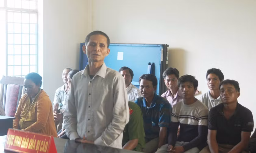 Gần 20 năm trước, Lưn bị một phụ nữ bán hàng chửi mắng vì nghi trộm đồ, nửa đêm, đối tượng dùng gậy gỗ đánh chết người này. Thủ đoạn và một số tình tiết vụ án trước đây có một số điểm tương đồng với vụ chị HNhá. Ngày 1/11/2018, Phòng Cảnh sát Hình sự Công an tỉnh đã ra quyết định khởi tố bị can đối với Ksor Lưn về hành vi giết người. Gia đình ông H. thở phào nhẹ nhõm vì hiểu lầm của dân làng đã được hóa giải. Ngày 25/4/2019, Hội đồng xét xử Tòa án nhân dân tỉnh Gia Lai đã tuyên phạt chung thân đối với Ksor Lưn. (Ảnh Báo Gia Lai) 