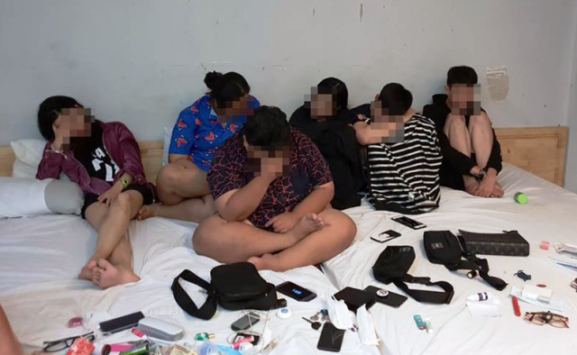 Hàng chục nam nữ thác loạn, mua bán dâm trong khách sạn “Bạn tôi”. Hang chuc nam nu thac loan, mua ban dam trong khach san “Ban toi”.