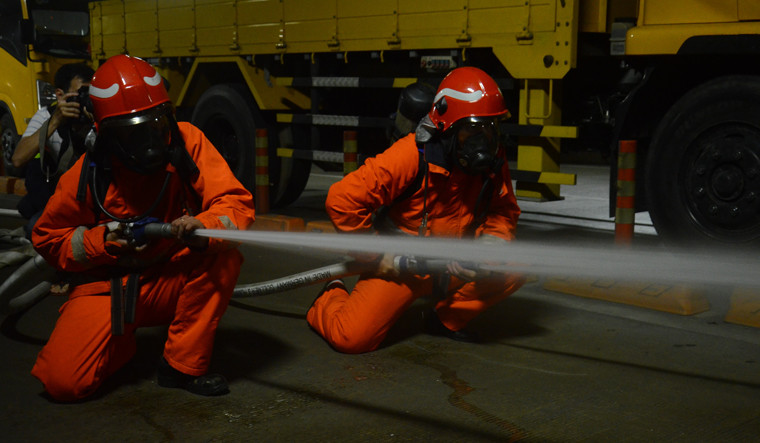 Chỉ trong vài phút, lửa đã bao trùm lên các xe bị nạn cháy lây sang các hộp dẫn điện làm 6 người bất tỉnh và nhiều người bị thương. 