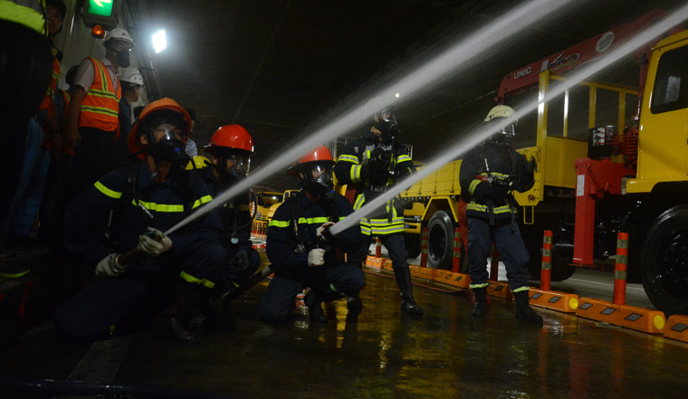 Nhận được tin báo, Trung tâm Quản lý đường hầm Thủ Thiêm lập tức báo cho Cảnh sát PCCC TPHCM huy động các lực lượng với hàng trăm người cùng nhiều phương tiện nhanh chóng đến hiện trường tiến hành cứu người thoát khỏi đường hầm và dập tắt đám cháy. 