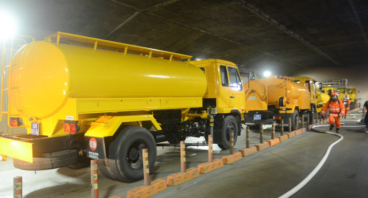 Tình huống giả định là một xe tải gặp nạn trong đường hầm Thủ Thiêm (hướng từ quận 2 sang quận 1) và bốc cháy gây tai nạn liên hoàn cho 10 ôtô, hàng chục xe máy khác với hơn 50 người có mặt trong hầm. 