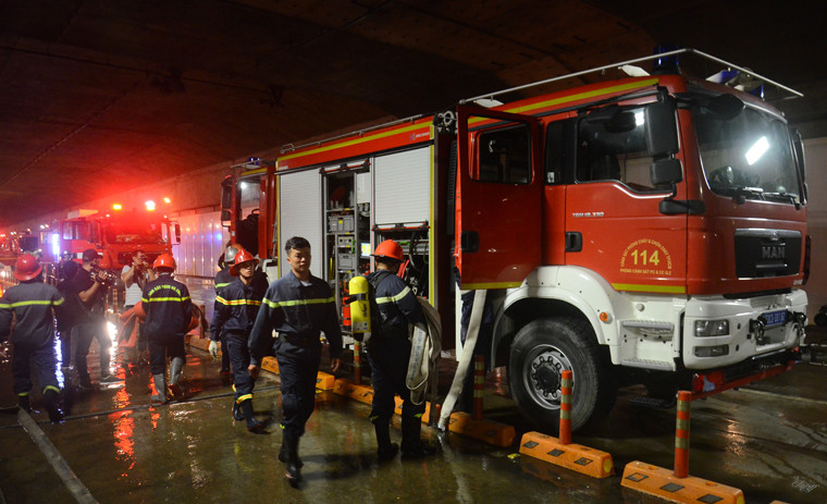 Cùng thời điểm này, khoảng 50 môtô, xe máy với hơn 50 người đang lưu thông qua hầm đã bị khói độc tỏa ra mù mịt khiến nhiều người la hét, kêu cứu và tìm cách thoát khỏi đường hầm tạo ra quang cảnh hết sức hỗn loạn. 