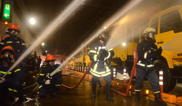 Để thực hiện buổi diễn tập, giao thông qua lại hầm vượt sông Sài Gòn được phong tỏa hơn 30 phút.