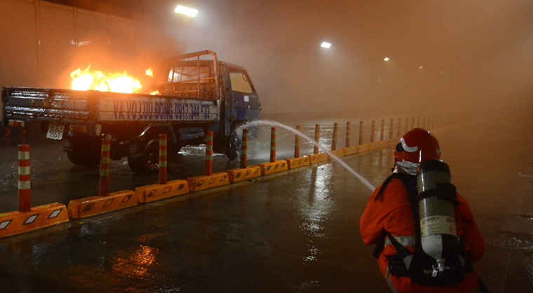 Lúc này, phía sau xe tải này có nhiều xe ôtô khác đang lưu thông cùng chiều. Các phương tiện chạy nối đuôi xe tải này do không tuân thủ đúng khoảng cách an toàn khi lưu thông trong hầm nên nhiều xe đã đâm liên hoàn khi sự cố xảy ra làm tắc nghẽn giao thông trong đường hầm. 