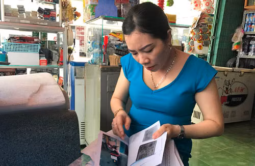 Vợ chồng anh Tuyền mất nhiều công sức, tiền bạc để "gõ cửa" khắp nơi.