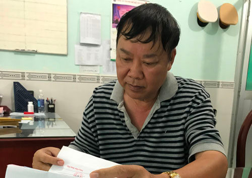 Trung tá Nguyễn Văn Sơn, đội trưởng Đội CSGT Công an huyện Nhà Bè đang cung cấp thông tin liên quan đến hồ sơ đăng ký xe của đương sự Bình.