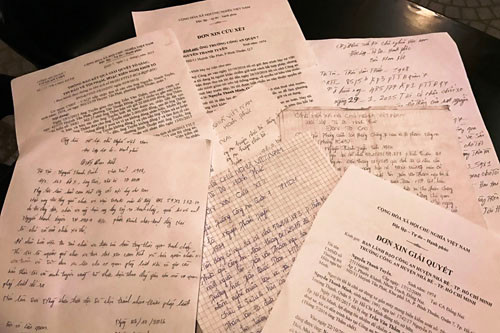 Suốt gần 2 năm qua, anh Tuyền gởi đơn tố cáo khắp nơi để nhờ giải quyết vụ việc bị chiếm đoạt tài sản của mình.