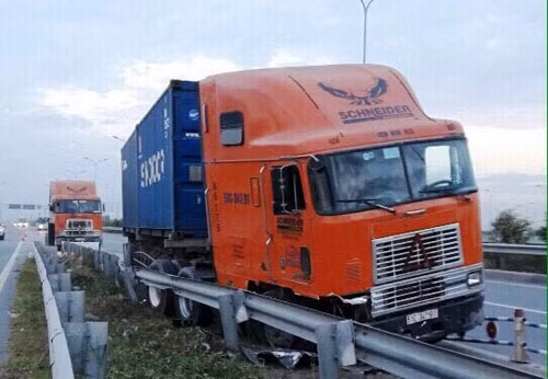 Oto lien tiep gay tai nan tren cao toc, nguoi di xe may bat an-Hinh-3