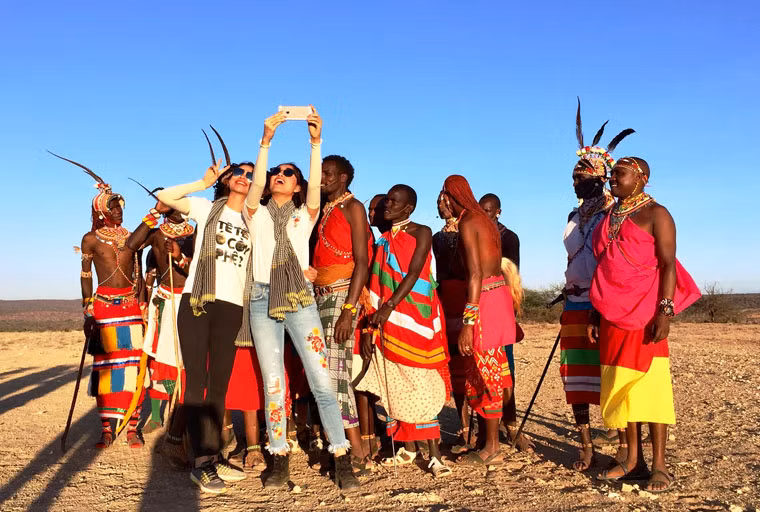 Tiếp tục các hoạt động trong chuyến đi, Phạm Hương và Lệ Hằng đã đến thăm làng Samburu, một ngôi làng rất nghèo của Kenya.