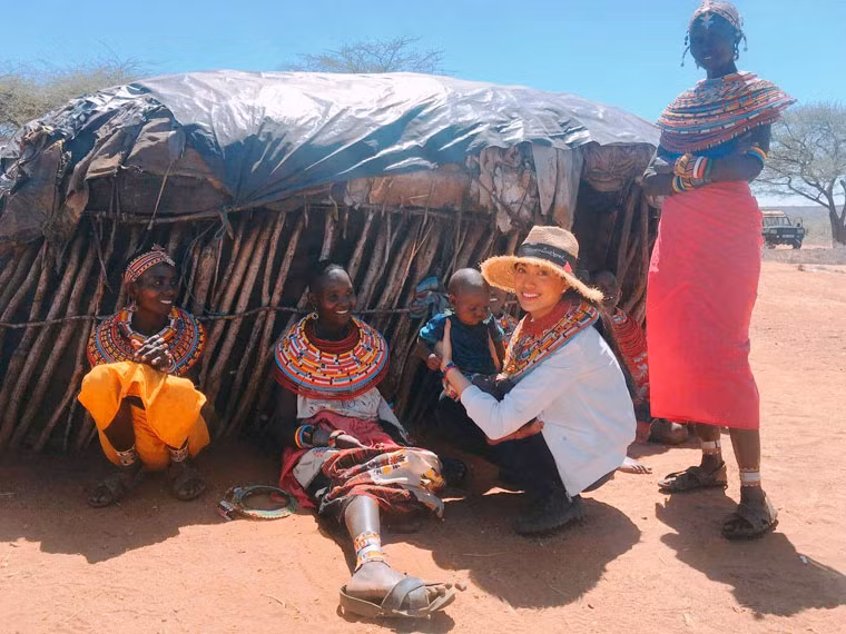 Cả hai được người dân tiếp đón nồng hậu, múa hát chào mừng bằng những vũ điệu truyền thống. Mọi người cùng nói về cuộc sống và vai trò của loài voi trong đời sống của họ.