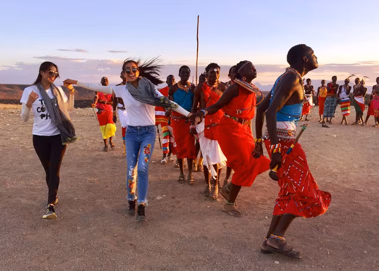Sau đó cả hai được mời xem các điệu nhảy của các "chiến binh Samburu", và hòa nhịp nhảy theo rất vui vẻ.