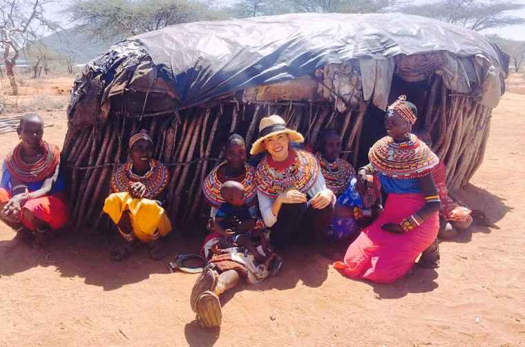 Phạm Hương, Lệ Hằng đã chơi đùa với các em nhỏ ở đây và vào xem những căn lều nơi người dân ở.