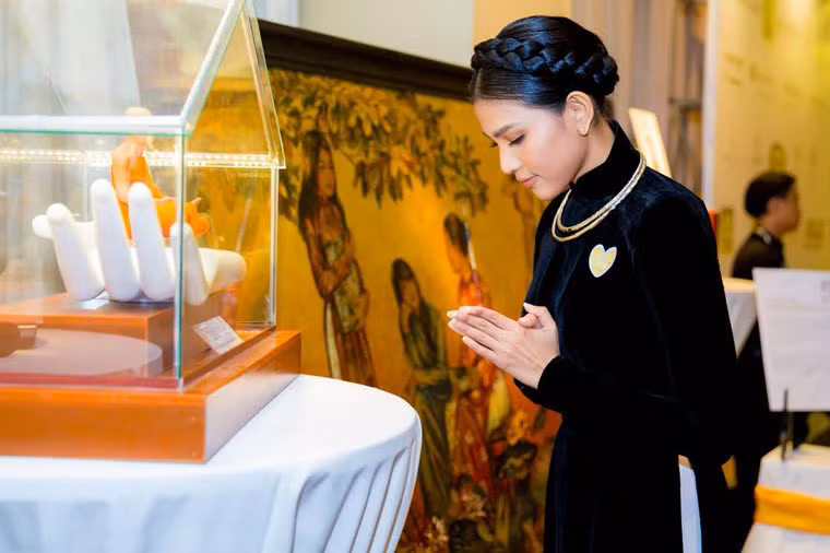 Bộ áo dài này do NTK Đinh Văn Thơ thực hiện. Trương Thị May là người rất yêu chuộng áo dài, cô thường xuyên chọn áo dài truyền thống cho những sự kiện quan trọng.