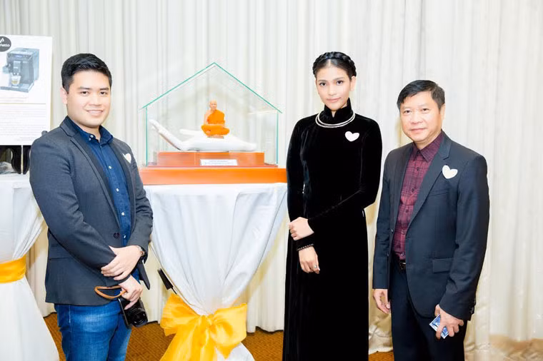 Cũng trong tối qua, khi thấy tượng Phật quý giá, Trương Thị May đã dành nhiều thời gian để chiêm bái và cầu mong bình an cho gia đình.