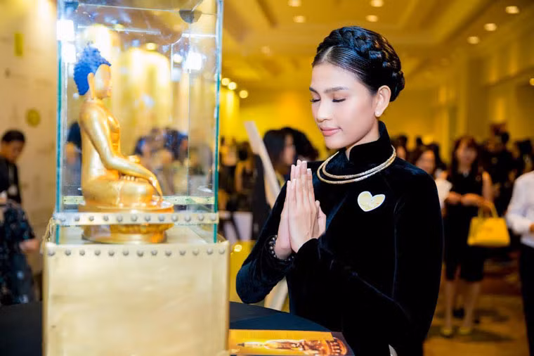 Tại sự kiện, á hậu Trương Thị May diện bộ áo dài nhung đen truyền thống, cô tết tóc cổ điển đầy sang trọng.