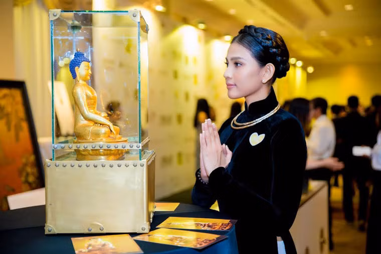 Ông cũng là người đã mang bức tượng Phật Vàng – một trong những vật phẩm đấu giá giá trị nhất cho năm nay, trong một dự án gây quỹ nhằm hỗ trợ thực hiện những ca mổ tim cho trẻ em có hoàn cảnh kém may mắn trên toàn lãnh thổ Việt Nam, dự án đầy ý nghĩa do Ngô Thanh Vân thực hiện.