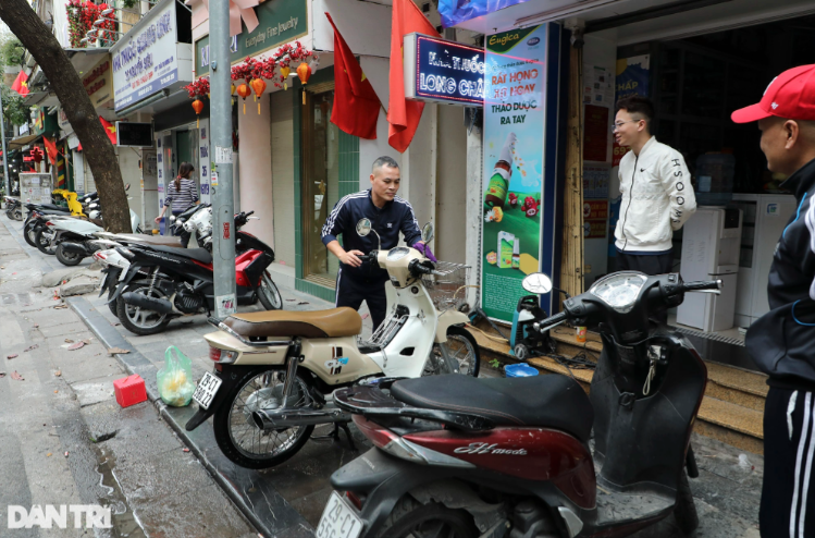 Nhiều điểm rửa xe mới xuất hiện, giá đắt hơn ngày thường mà vẫn làm không xuể. Ảnh chụp người dân tự rửa xe tại phố Nguyễn Siêu.