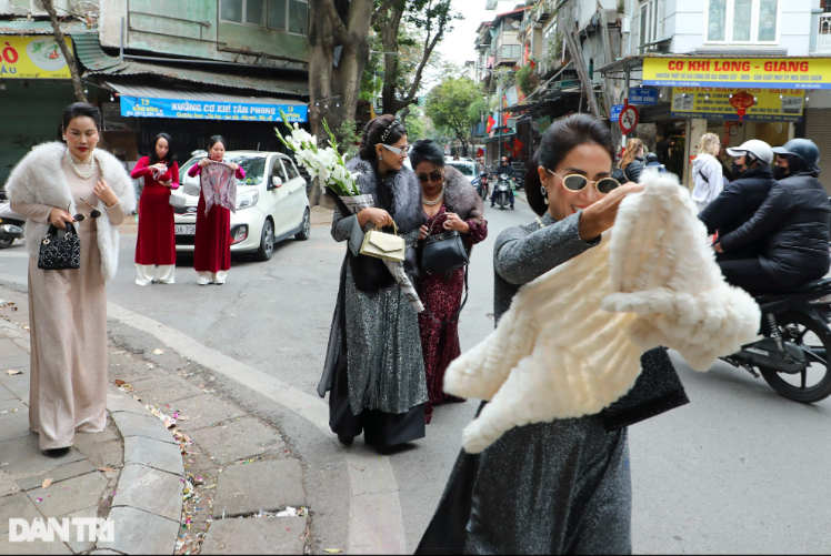 Đến cuối giờ chiều ngày 30 Tết, nhiều gia đình bắt đầu đi chơi, gặp mặt họ hàng, bạn bè.