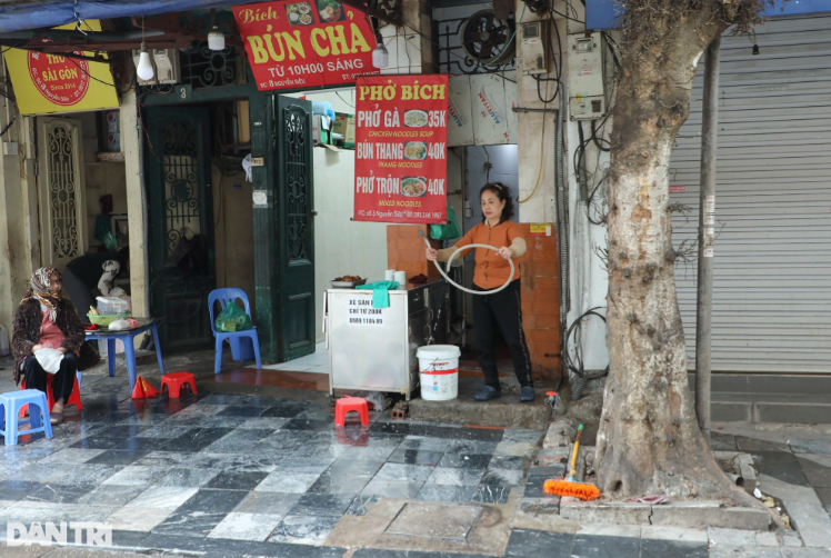 Người dân buôn bán tại khu vực phố cổ cho biết, năm nay vắng người mua nên bán hàng đến 30 Tết mới đóng cửa.