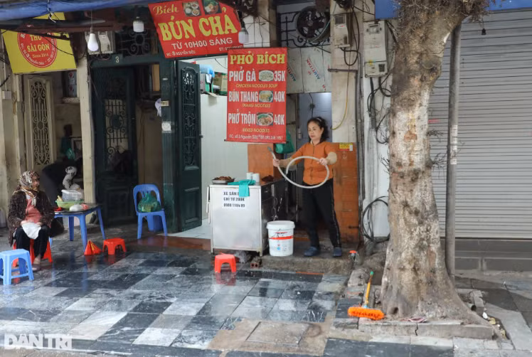 Người dân buôn bán tại khu vực phố cổ cho biết, năm nay vắng người mua nên bán hàng đến 30 Tết mới đóng cửa.