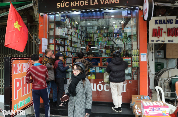 Tất cả các cửa hàng buôn bán đóng cửa, riêng hiệu thuốc lại rất đông khách trong chiều 30 Tết. Ảnh chụp một hiệu thuốc tại phố Hàng Chiếu.
