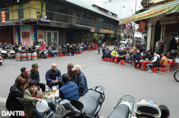 Một vài quán bia hơi trong khu phố cổ vẫn mở bán, khách đông đột xuất.